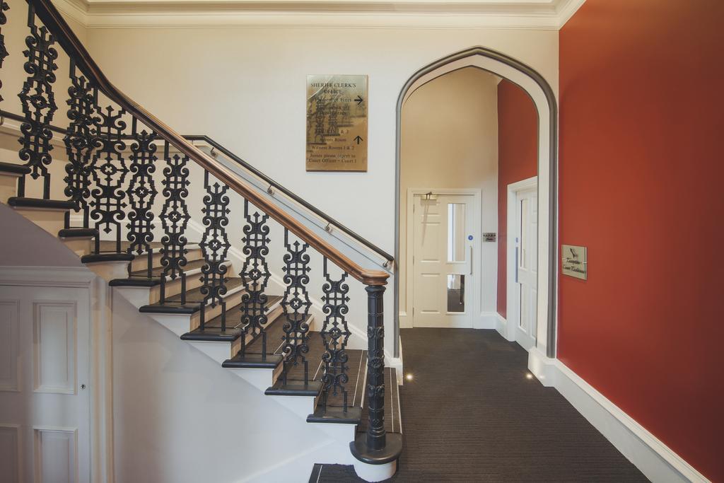 Court Residence Aparthotel Линлитгоу Экстерьер фото